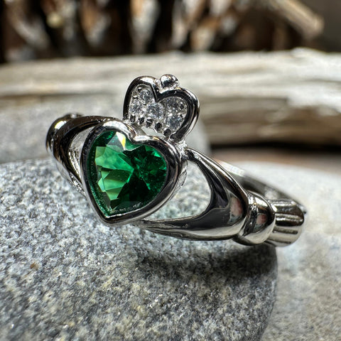 Load image into Gallery viewer, Emerald Meadow Irish Claddagh Ring