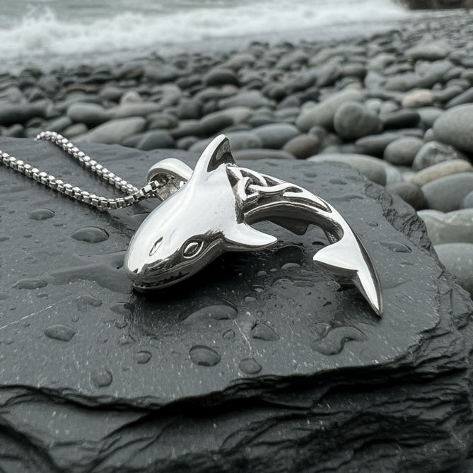 さら【クイックシルバー】シャーク・ボーンネックレス Nautical Celtic Shark Necklace in Sterling Silver – Celtic Crystal