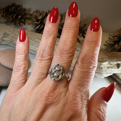 Load image into Gallery viewer, Ailre Celtic Knot Ring in Sterling Silver