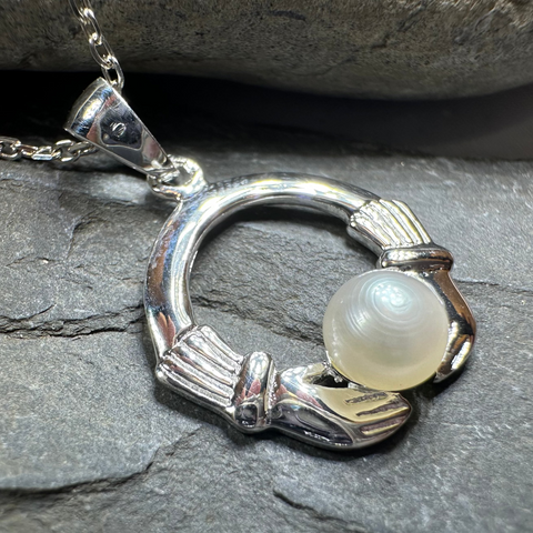 Load image into Gallery viewer, Pearl Claddagh Necklace