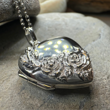 Load image into Gallery viewer, Rose Bouquet Locket Necklace