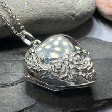 Load image into Gallery viewer, Rose Bouquet Locket Necklace