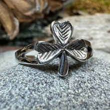 Load image into Gallery viewer, Sláinte Shamrock Celtic Ring