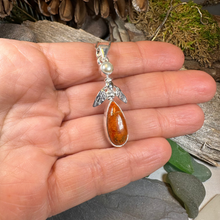 Load image into Gallery viewer, Summer Garden Bee Necklace