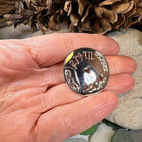 Load image into Gallery viewer, Scots Gaelic "Little Kisses" Brooch - Handmade in Scotland