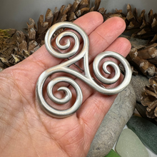 Load image into Gallery viewer, Vesunna Celtic Spiral Brooch