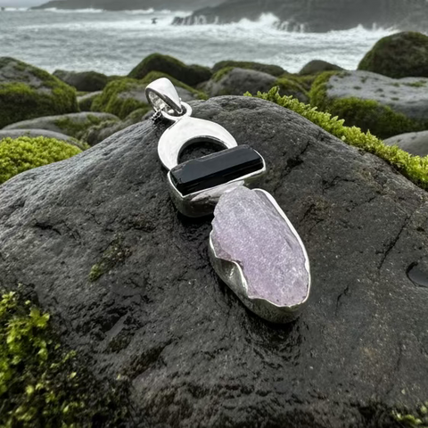 Load image into Gallery viewer, Crescent Moon Necklace