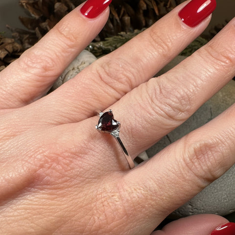 Load image into Gallery viewer, Garnet Love Heart Ring