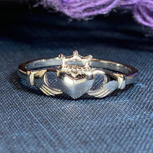 Load image into Gallery viewer, Bantry Claddagh Ring 02
