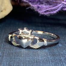 Load image into Gallery viewer, Bantry Claddagh Ring 04
