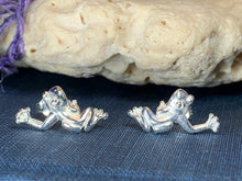 Load image into Gallery viewer, Sásta Frog Earrings