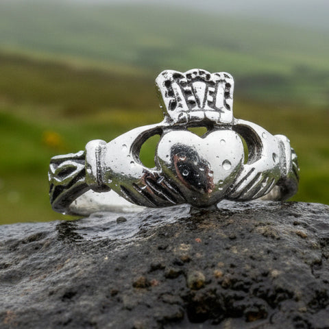 Load image into Gallery viewer, Fossa Irish Claddagh Ring in Sterling Silver
