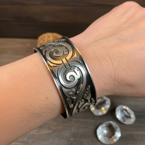 Load image into Gallery viewer, Celtic Knot Bracelet, Celtic Jewelry, Gothic Bangle Bracelet, Scotland Jewelry, Ireland Jewelry, Celtic Cuff, Wife Gift, Girlfriend Gift