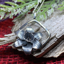 Load image into Gallery viewer, Daffodil Necklace, Celtic Jewelry, Welsh Jewelry, Anniversary Gift, Wales Necklace, Mom Gift, Flower Pendant, Daffodil Pendant, Wife Gift