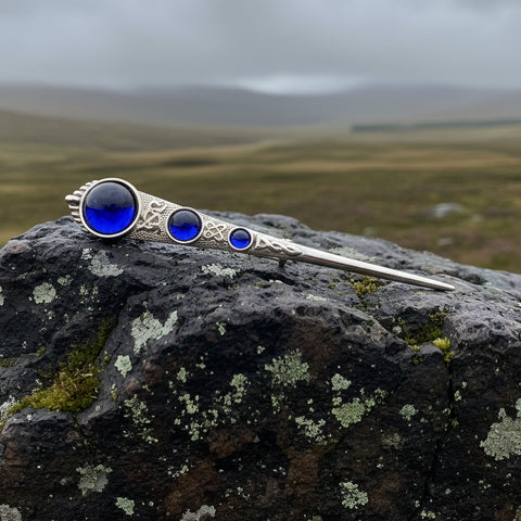 Load image into Gallery viewer, Celtic Kilt Pin, Celtic Jewelry, Scotland Jewelry, Outlander Jewelry, Best Man Gift, Crystal Pin, Kilt Pin, Tartan Pin, Celtic Brooch