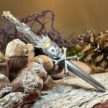 Load image into Gallery viewer, Skull Kilt Pin, King Death Pin, Scotland Kilt Pin, Scottish Brooch, Gothic Brooch, Viking Pin, LARP Gift, Macabre Pin, Skull and Cross Bones