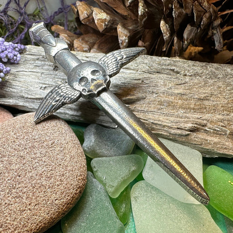 Load image into Gallery viewer, Skull Kilt Pin, King Death Pin, Scotland Kilt Pin, Scottish Brooch, Gothic Brooch, Viking Pin, LARP Gift, Macabre Pin, Skull and Cross Bones