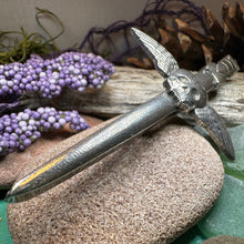 Load image into Gallery viewer, Skull Kilt Pin, King Death Pin, Scotland Kilt Pin, Scottish Brooch, Gothic Brooch, Viking Pin, LARP Gift, Macabre Pin, Skull and Cross Bones