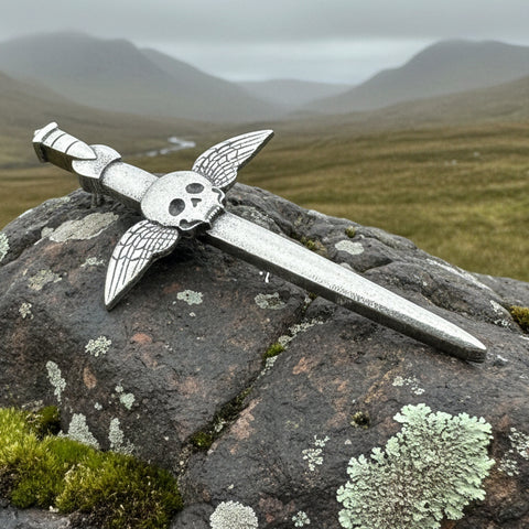 Load image into Gallery viewer, Skull Kilt Pin, King Death Pin, Scotland Kilt Pin, Scottish Brooch, Gothic Brooch, Viking Pin, LARP Gift, Macabre Pin, Skull and Cross Bones