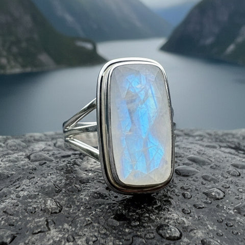 Load image into Gallery viewer, Amitola Celtic Dream Moonstone Ring