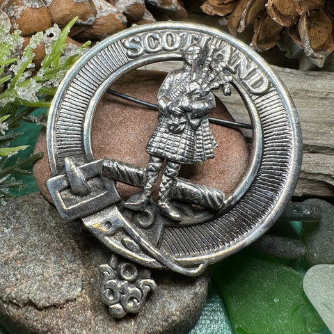 Load image into Gallery viewer, Bagpiper Brooch, Celtic Jewelry, Scottish Pin, Scotland Brooch, Celtic Brooch, Anniversary Gift, Cap Badge Pin, Bagpiper Gift, Plaid Pin