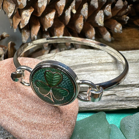 Load image into Gallery viewer, Shamrock Bracelet, Celtic Jewelry, Irish Jewelry, Bangle Bracelet, Clover Jewelry, Ireland Jewelry, Wife Gift, Irish Shamrock Bangle
