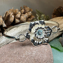 Load image into Gallery viewer, Daffodil Bracelet, Celtic Jewelry, Wales Jewelry, Flower Jewelry, Welsh Bangle Bracelet, Nature Gift, Daffodil Jewelry, Mom Gift, Wife Gift