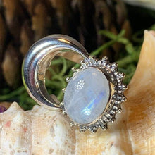 Load image into Gallery viewer, Radiant Crescent Moon Ring