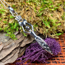 Load image into Gallery viewer, Danu Claddagh Necklace