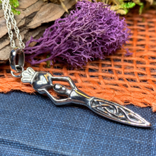 Load image into Gallery viewer, Danu Claddagh Necklace