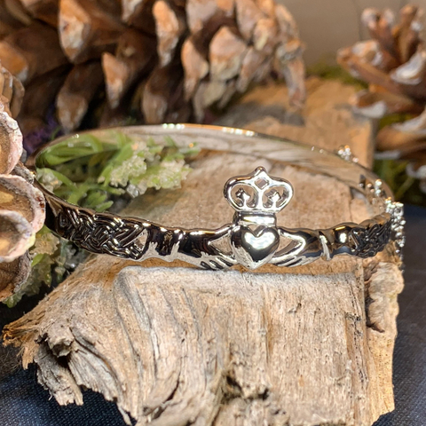 Load image into Gallery viewer, Claddagh Irish Bracelet