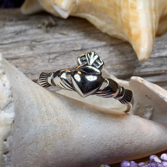 Simple 2025 claddagh ring