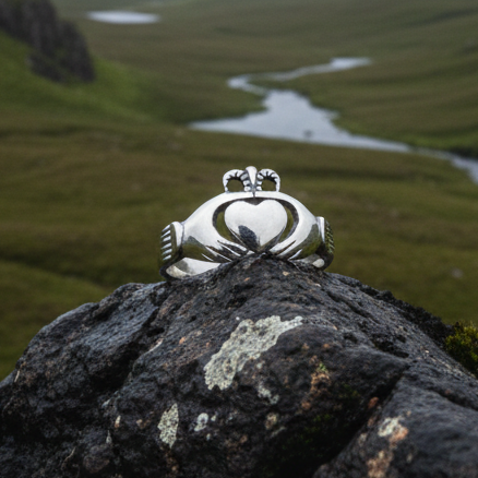 Load image into Gallery viewer, Cushina Irish Claddagh Ring