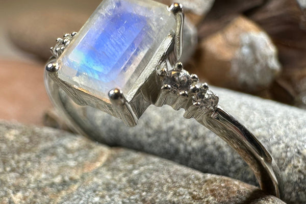 The Luminous Symbolism of Moonstone: The Perfect Jewelry Choice