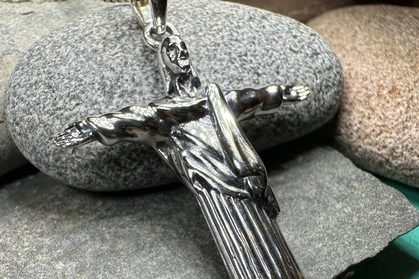 The Story of Christ the Redeemer: A Giant Statue, a Special Pendant, and Perfect Gift Ideas