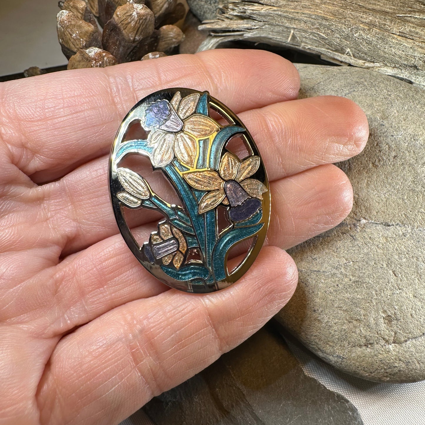 Daffodils of Wales Brooch — view 4