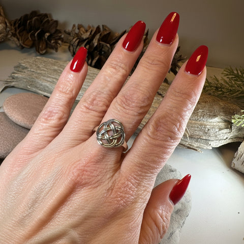 Load image into Gallery viewer, Ailre Celtic Knot Ring in Sterling Silver
