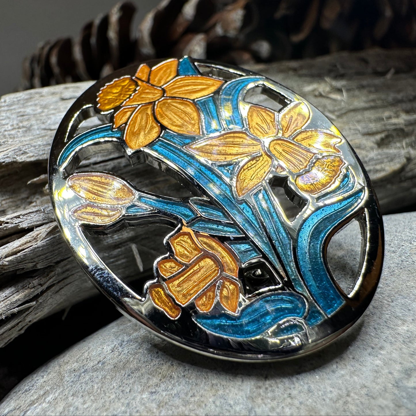 Daffodils of Wales Brooch — view 3