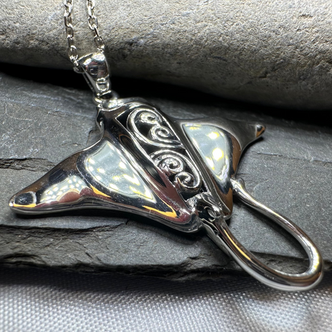 Load image into Gallery viewer, Manta Ray Necklace
