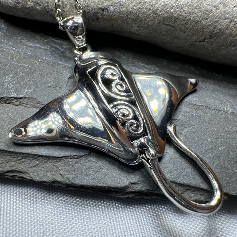 Load image into Gallery viewer, Manta Ray Necklace
