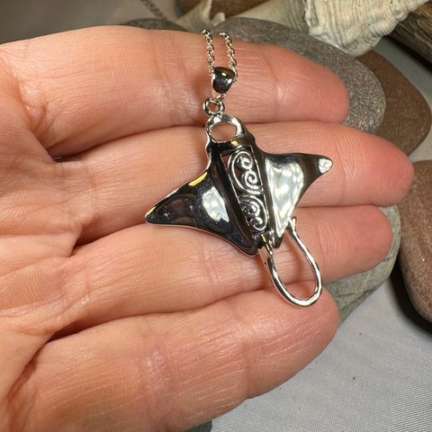 Load image into Gallery viewer, Manta Ray Necklace

