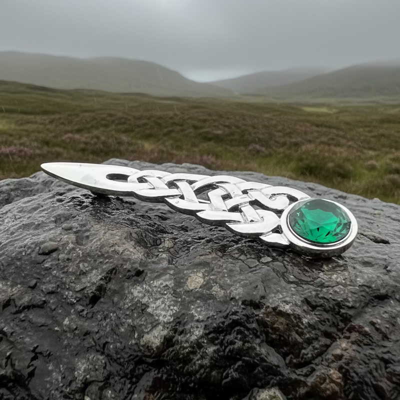 Overton Celtic Knot Kilt Pin in gold