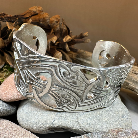 Load image into Gallery viewer, Hamilton Celtic Knot Cuff Bracelet - Handmade in Scotland
