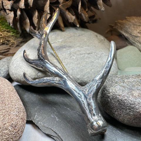 Load image into Gallery viewer, Damh Antler Kilt Pin - Handmade in Scotland
