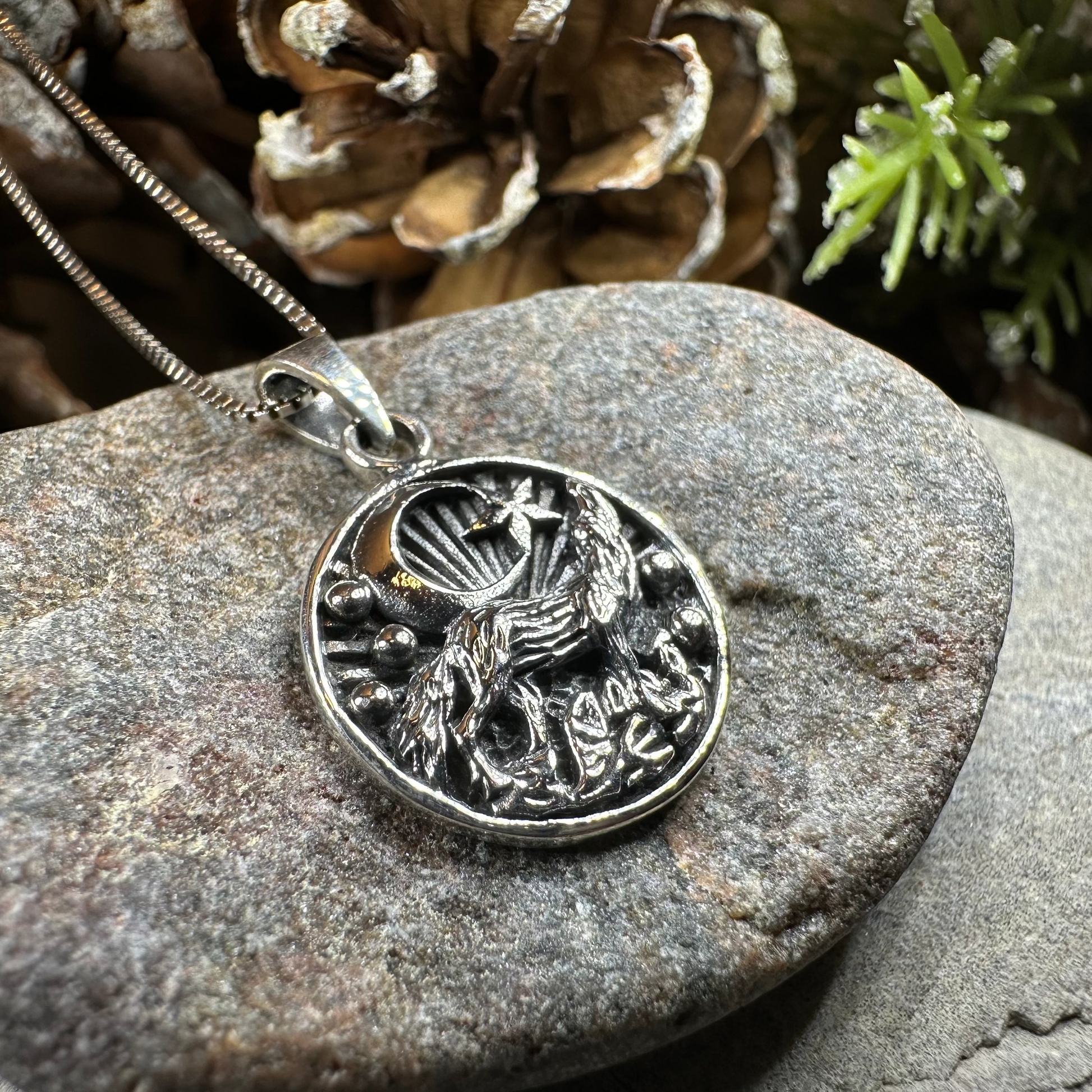Oíche Wolf Necklace — view 9