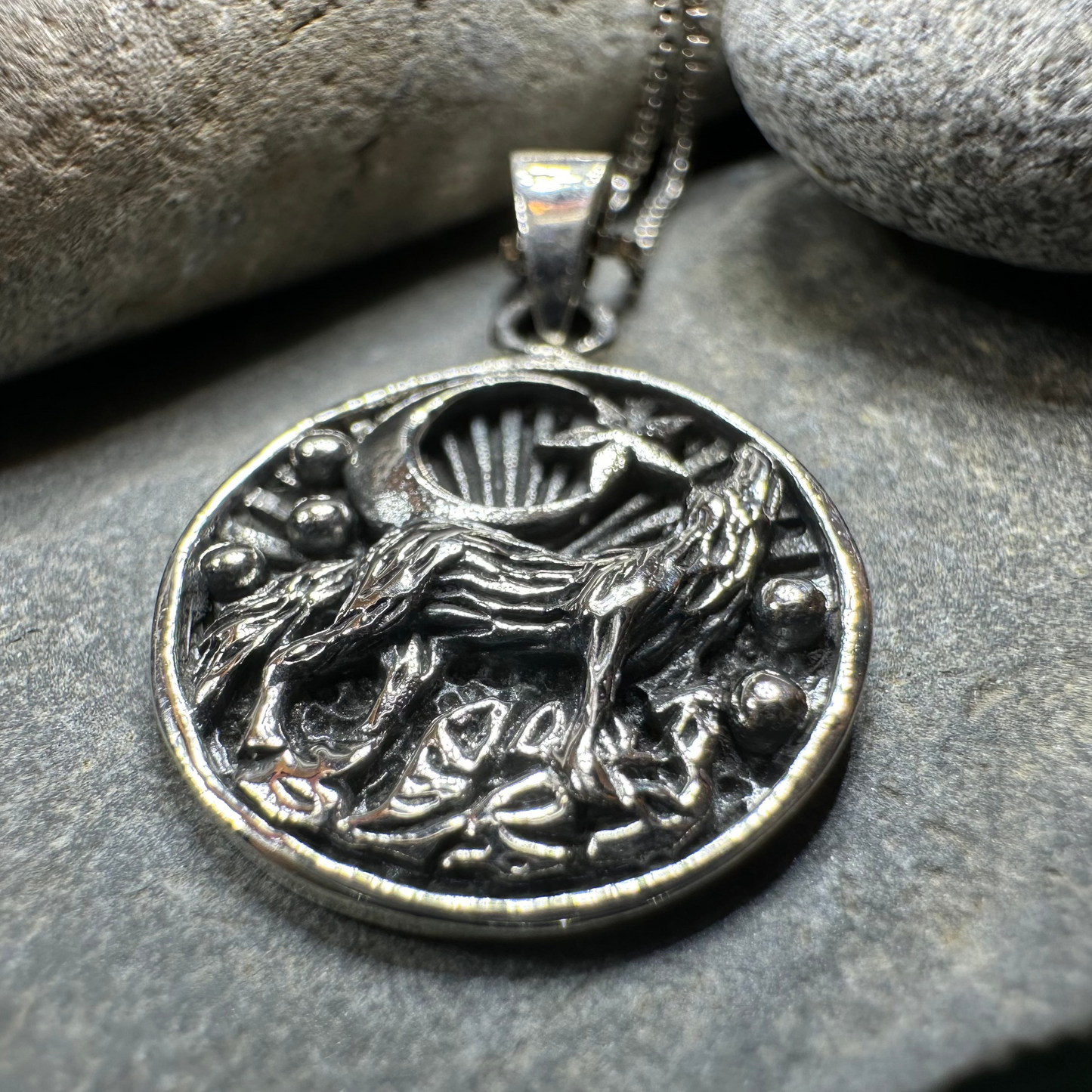 Oíche Wolf Necklace — view 7