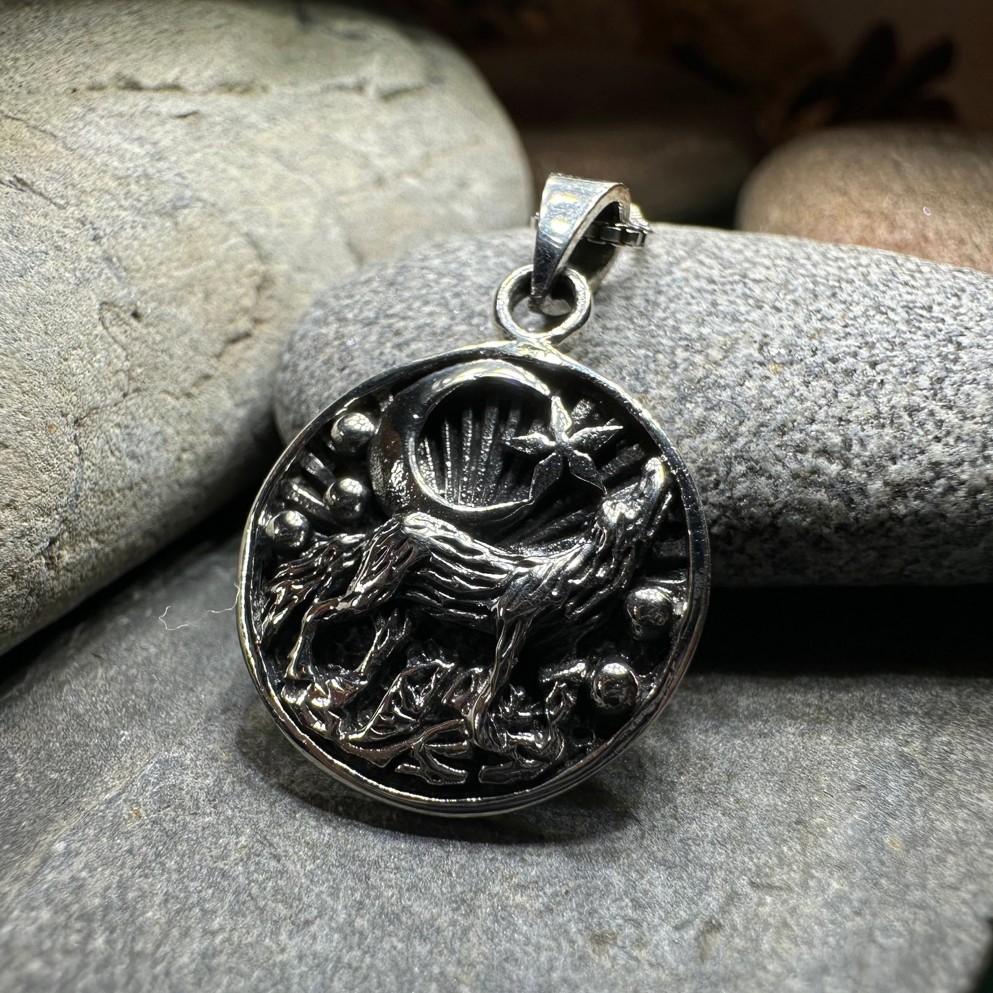 Oíche Wolf Necklace — view 6