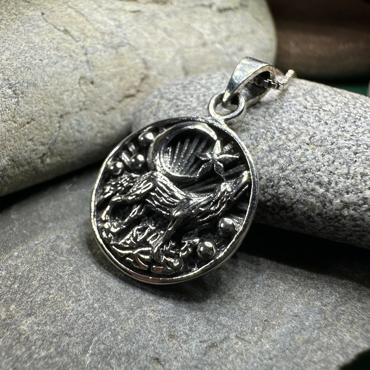 Oíche Wolf Necklace — view 5