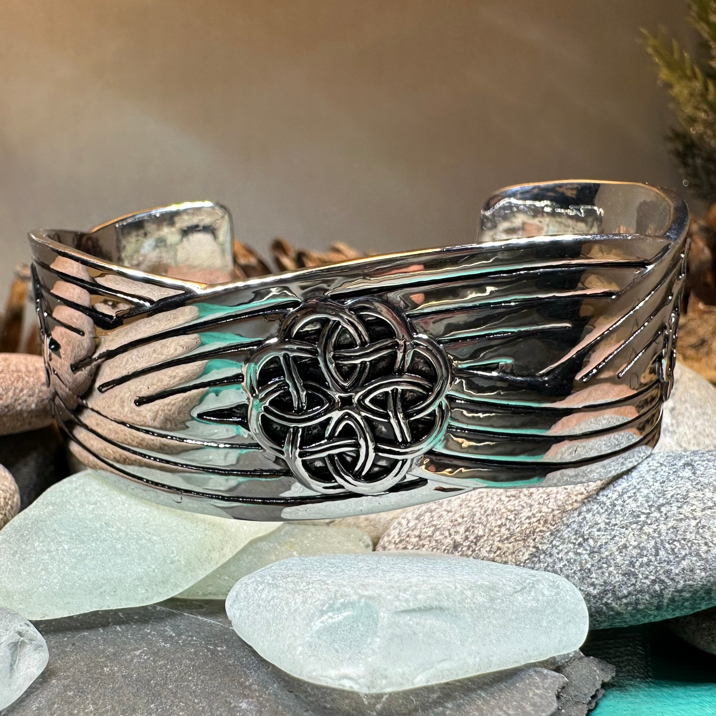Giorsal Celtic Knot Bracelet in pewter