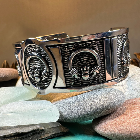 Load image into Gallery viewer, Claddagh Cuff Bracelet
